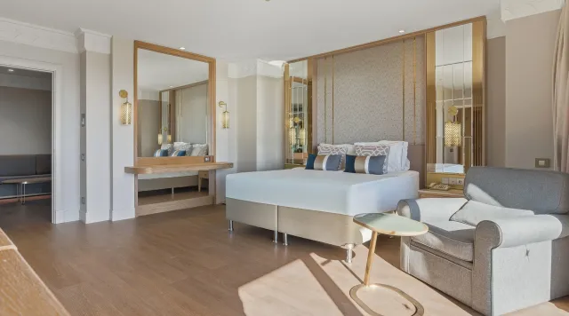 Deluxe Suite 8